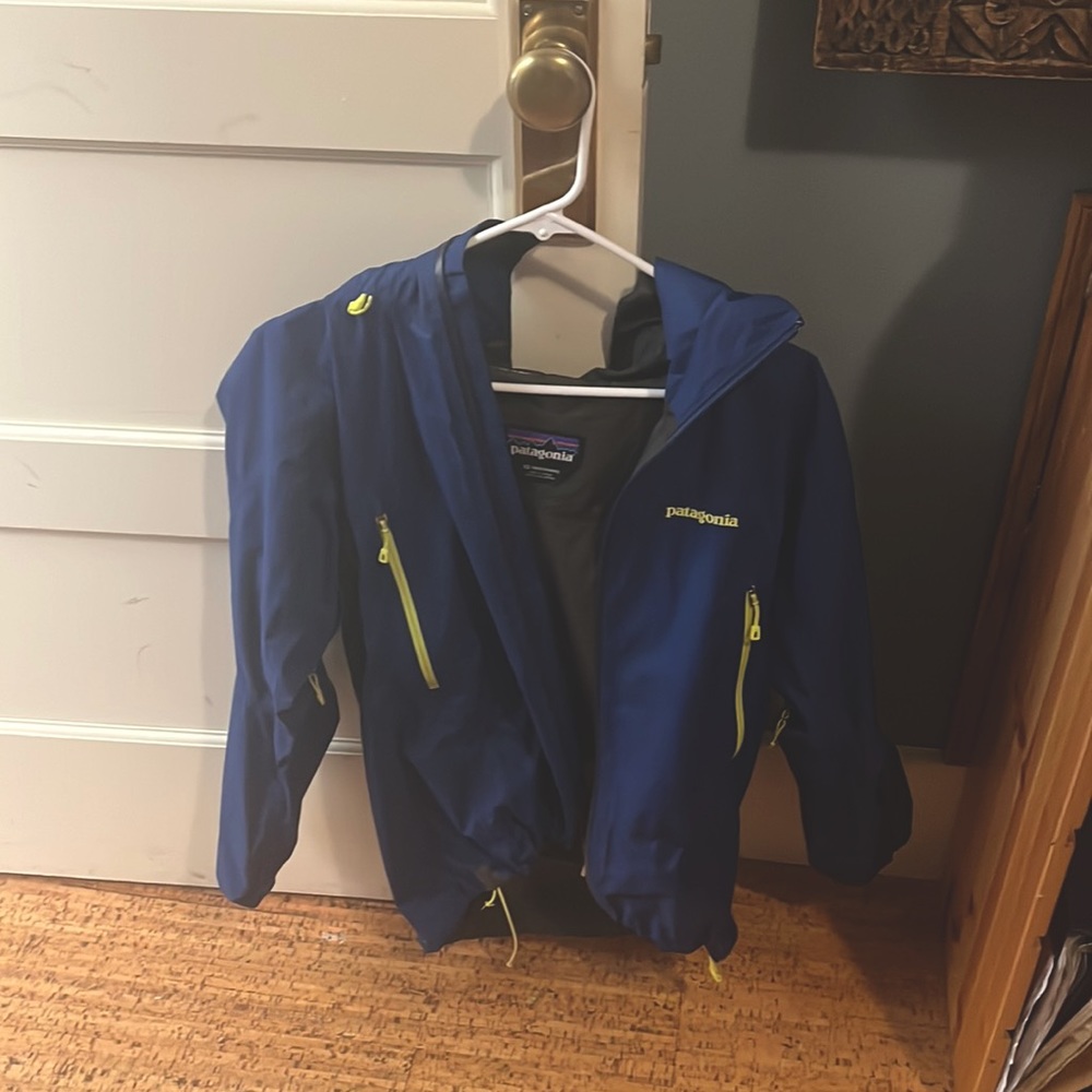 Blue patagogonia windbreaker